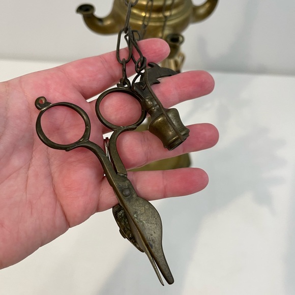 Italian Brass Lucerne Oil Lamp, Electrified Lamp Light - Picture 4 of 9